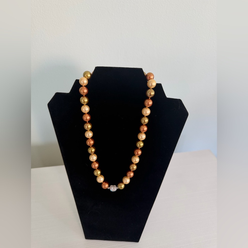 Mikimotto inspired Perl necklace in mix color with silver tone closure